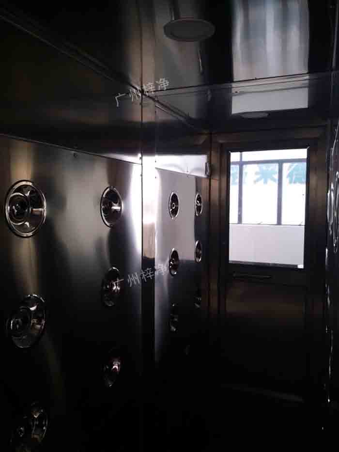 門禁刷卡風(fēng)淋室內(nèi)結(jié)構(gòu)整個(gè)產(chǎn)品外形板材采用304不銹鋼板材沖壓成型，防銹、堅(jiān)固耐用