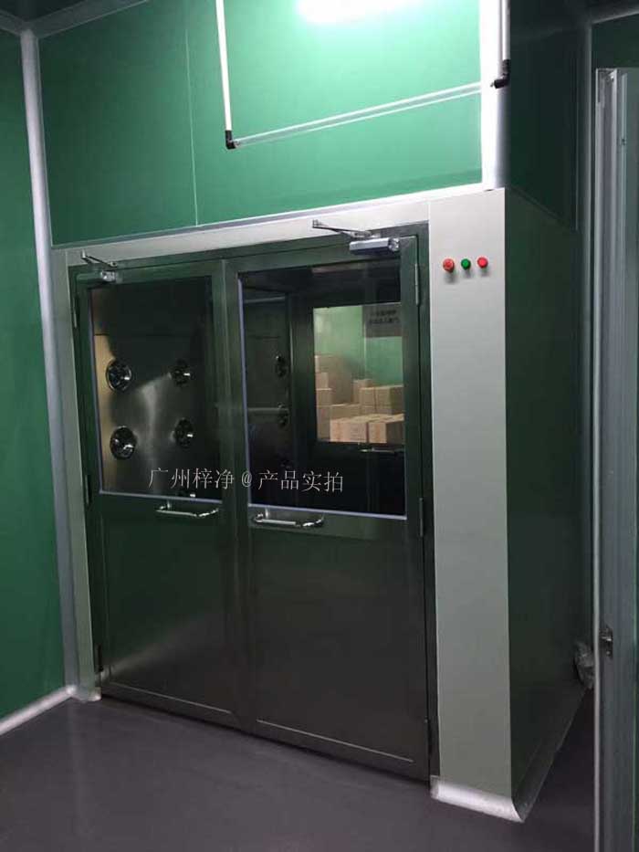 風(fēng)淋室（又名空氣浴塵室、風(fēng)淋房、風(fēng)淋門、空氣吹淋室、AIR SHOWER，風(fēng)淋設(shè)備，風(fēng)淋機(jī)之類）