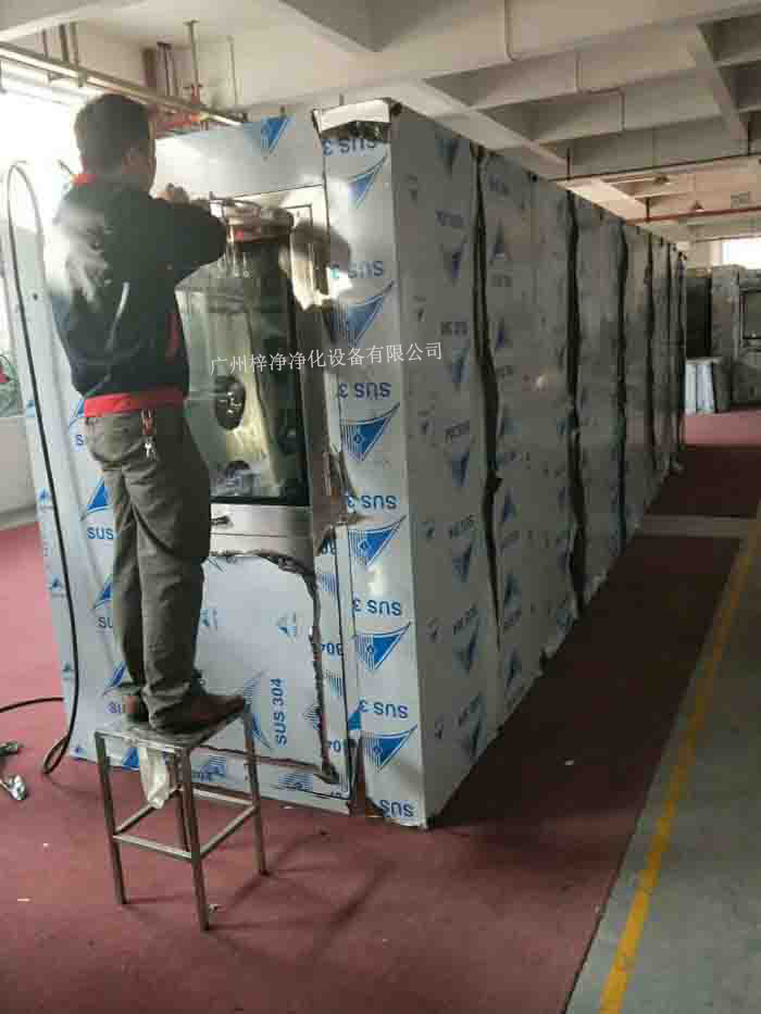 1590型風淋室-標準雙人風淋室是人/貨物進出潔凈室常用的一種凈化裝置。