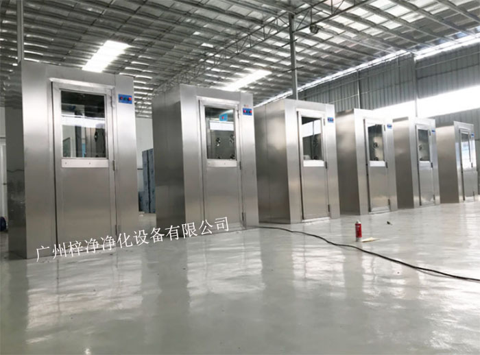 風淋室又可起到氣閘的作用，阻止未凈化的空氣進入潔凈區(qū)域。
