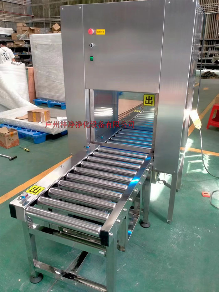 傳動(dòng)帶輸送線傳遞窗的制作法于其它普通傳遞窗不一樣，傳動(dòng)帶輸送線傳遞窗下面加了條流水線，上層要傳遞貨物。