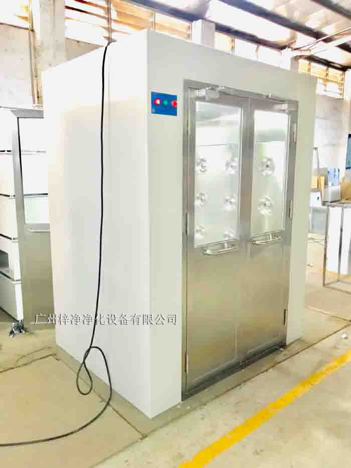 烤漆風(fēng)淋室采用冷軋鋼板作為基材，表面經(jīng)過(guò)烤漆處理。