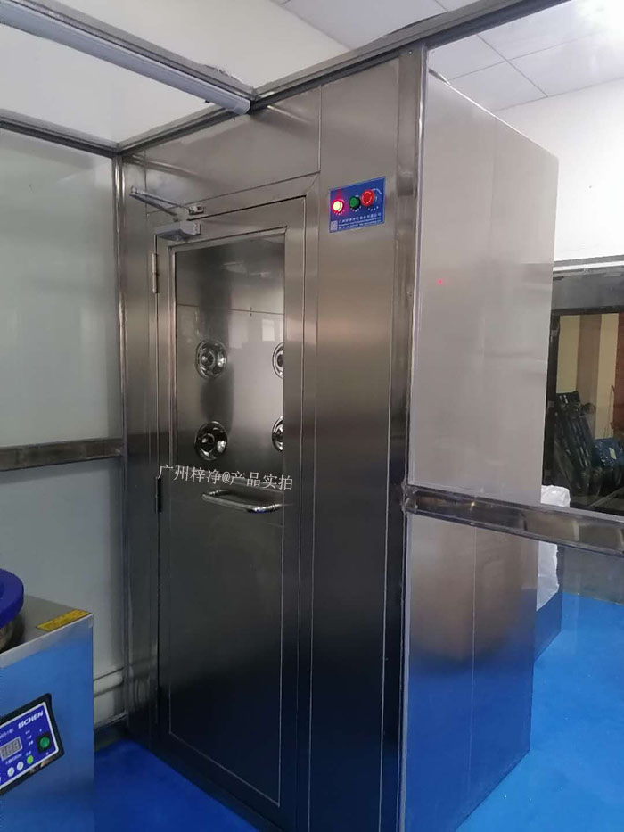 風(fēng)淋室作為一種重要的潔凈室設(shè)備，其內(nèi)部使用的初效過(guò)濾器和高效過(guò)濾器發(fā)揮著至關(guān)重要的作用。