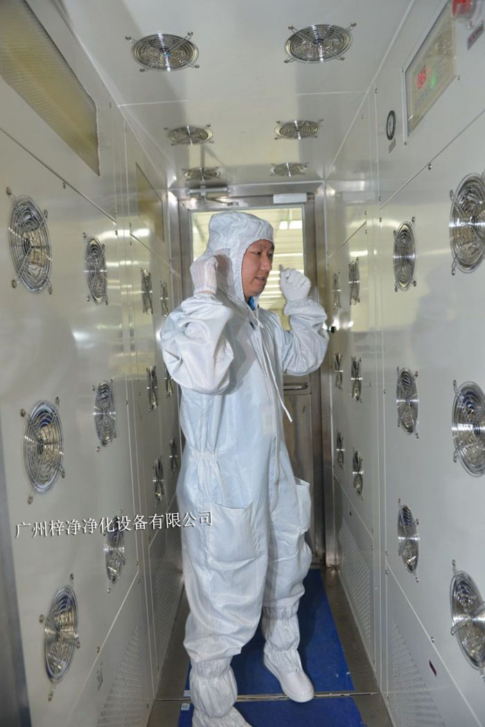 風(fēng)淋室是一種用于去除人員、物料表面塵埃的凈化設(shè)備