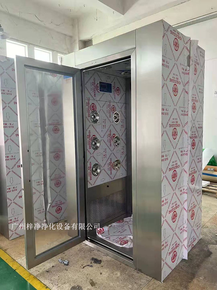 風(fēng)淋室的主要功能是通過高速氣流將塵埃和污物吹離工作人員的衣物和身體，從而確保進(jìn)入潔凈室的環(huán)境符合規(guī)定的潔凈度標(biāo)準(zhǔn)。