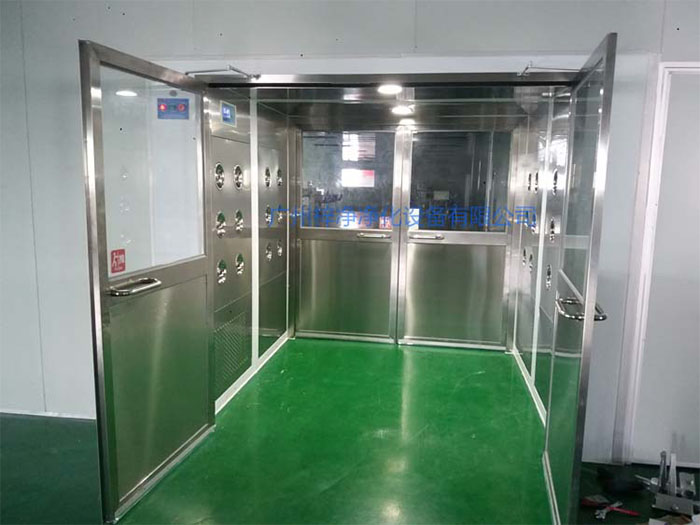 貨淋室主要用于物料表面的除塵，常用于生產(chǎn)線或倉庫的出口處。
