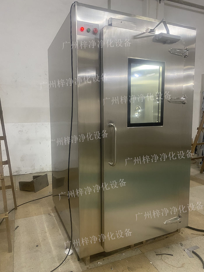 高端滿焊風淋室采用滿焊接工藝，無縫連接，防止塵埃進入，確保潔凈室的空氣質(zhì)量。