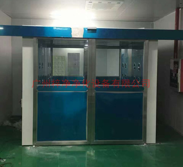 自動(dòng)門(mén)風(fēng)淋室則配備有感應(yīng)裝置