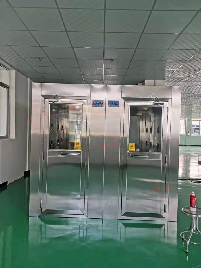 風淋室主要功能是確保工作人員在進入潔凈區(qū)前，通過吹淋去除身上的塵埃和微粒。