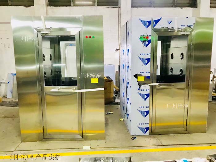 風(fēng)淋室安裝地面應(yīng)平整、堅(jiān)實(shí)，無(wú)油污、水漬等。