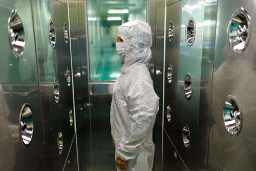 風(fēng)淋室和貨淋室吹淋過程產(chǎn)生的灰塵通過三重機(jī)制實(shí)現(xiàn)定向處理。