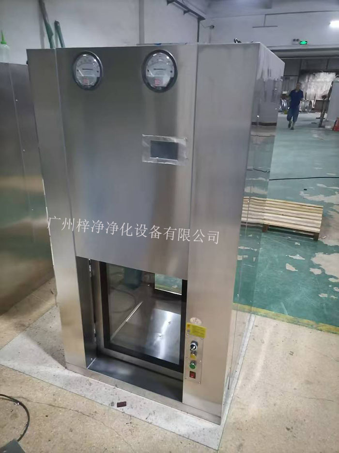 傳遞窗是一種用于潔凈室內(nèi)部或潔凈室與外界之間傳遞物品的設(shè)備，可以防止外部污染進入潔凈室。