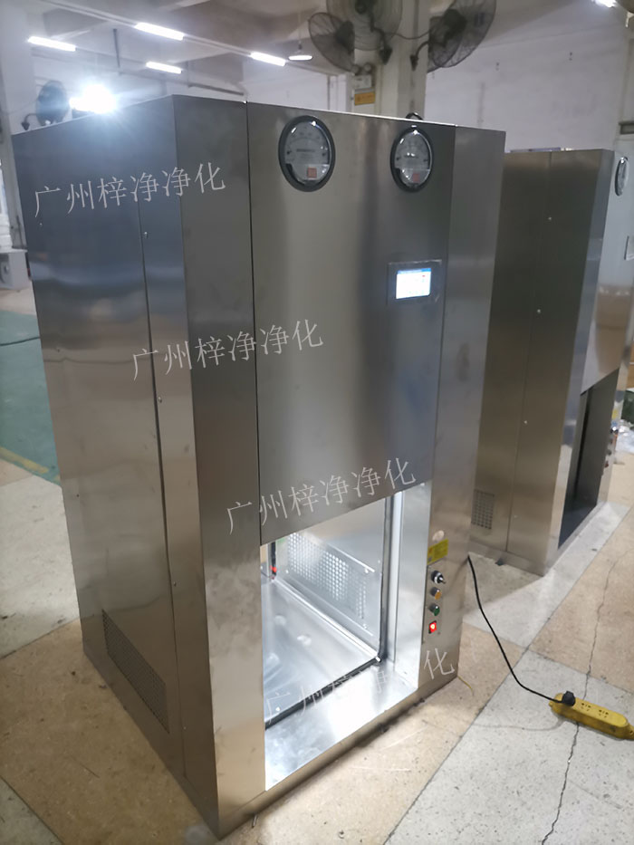 機器人機械臂傳遞窗是通過高精度的傳感器，實現(xiàn)機器人與傳遞窗的精準對接。