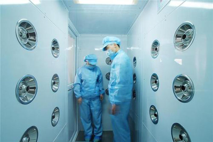 風(fēng)淋室的主要功能是通過高速氣流對人體或物品進(jìn)行瞬間凈化。