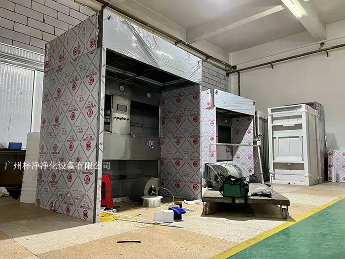 負(fù)壓稱稱量罩通過創(chuàng)造一個(gè)低氣壓的環(huán)境，防止生產(chǎn)過程中的粉塵、揮發(fā)物等有害物質(zhì)逸散到外界環(huán)境中，同時(shí)確保稱量結(jié)果的準(zhǔn)確性。