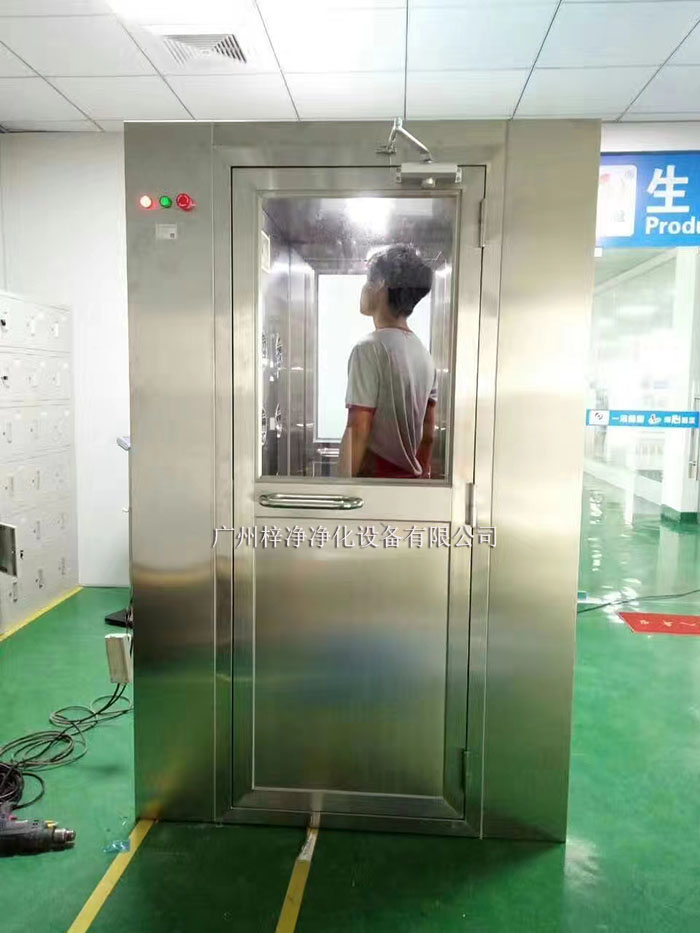 在使用前，應(yīng)仔細(xì)檢查風(fēng)淋室是否處于正常工作狀態(tài)，包括電氣系統(tǒng)、風(fēng)機(jī)、風(fēng)速、風(fēng)淋室門等。