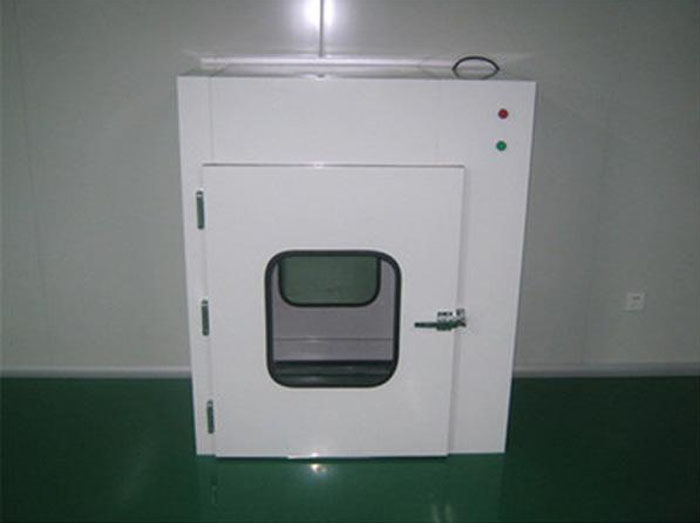 落地式傳遞窗在物料進出潔凈區(qū)，必須嚴格與人流通道分開，由生產(chǎn)車間物料專用通道進出。