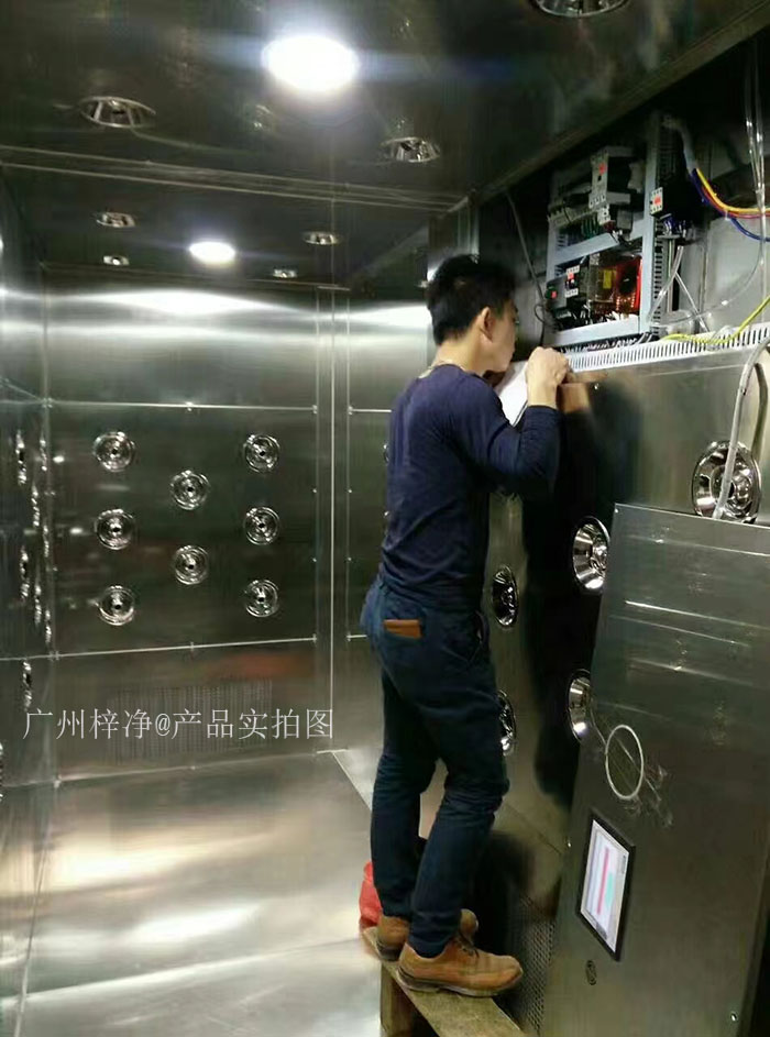 檢查風淋室控制器是否損壞，按鈕是否失靈。