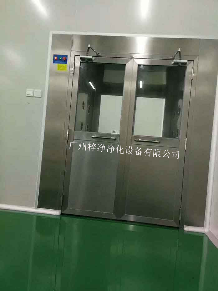 風(fēng)淋室的主要功能是利用高速氣流對(duì)人體或物品進(jìn)行吹淋，迅速去除其表面的塵埃和微粒，從而達(dá)到潔凈的目的。