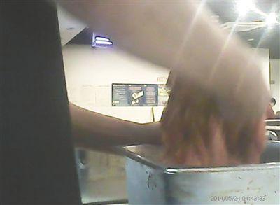 在開餐前，烤肉店一名員工正徒手攪拌肉片。
