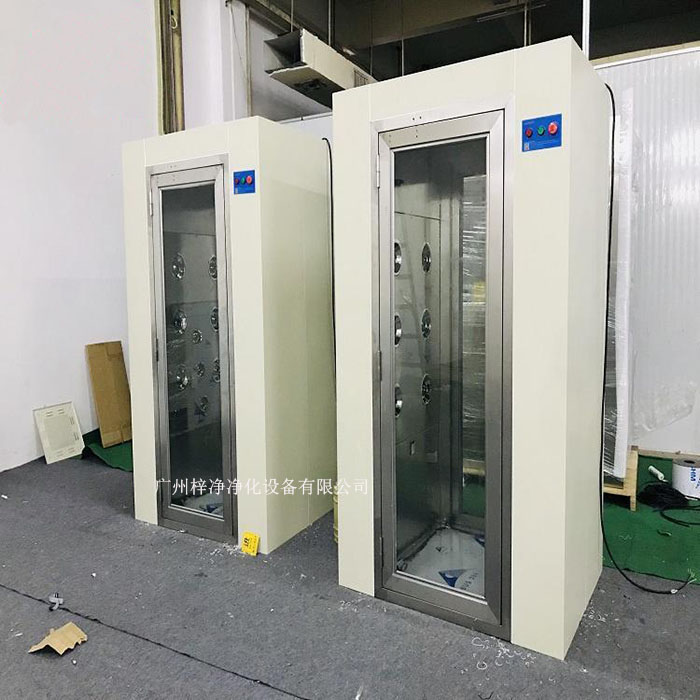 潔凈室、實(shí)驗(yàn)室配套風(fēng)淋室通道底座頂部的兩側(cè)安裝有殼體