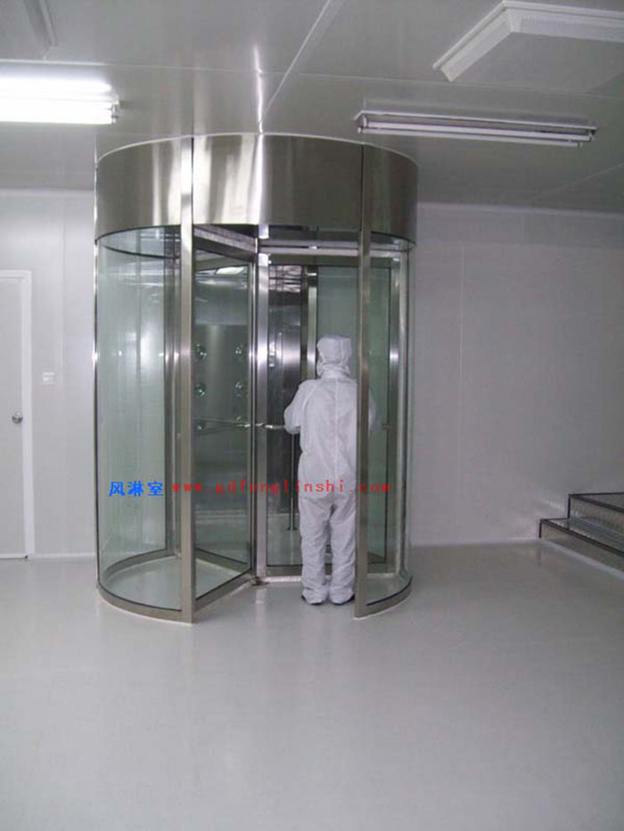 風淋室是醫(yī)療設(shè)備生產(chǎn)車間中不可或缺的潔凈設(shè)備