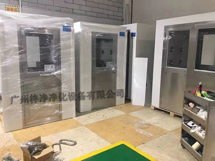 風(fēng)淋室的尺寸和設(shè)計(jì)也會影響其價格